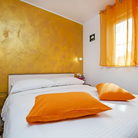 Apartment And Studio Tereza Ровин Екстериор снимка